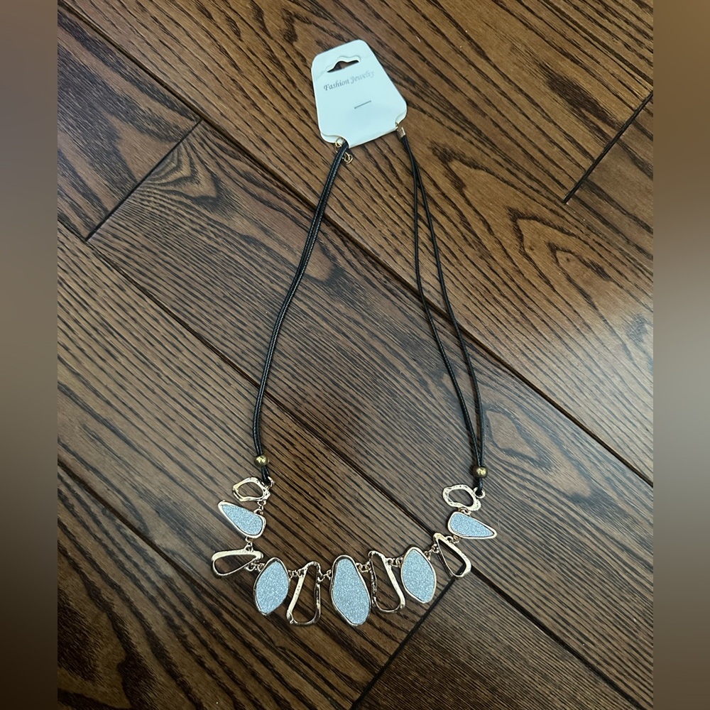 Fashion Jewelry Black and Gold Necklace